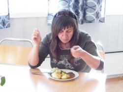 Suse darf mal norwegische Speisen zu sich nehmen. Es schmeckt!