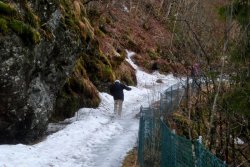 Vorsicht glatt und Schneebälle werden auch noch geworfen.