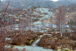 Überall liegt noch das Schmelzwasser