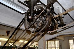 Angetrieben mit Transmissionsriemen aus Leder