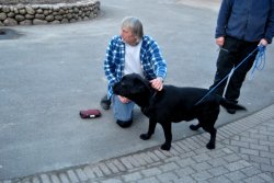 Uwe mit dem Hund von Oli