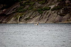 Ein Angler versucht im Fjord sein Glück.