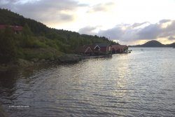 Private Bootshäuser auf der linken Seite.