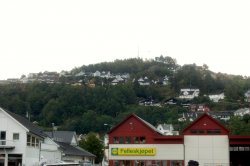 Auch die Häuser oberhalb gehören zu Flekkefjord.