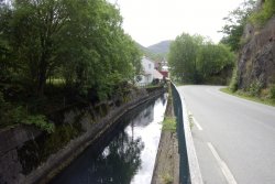 Straße am Hidra-Kanal