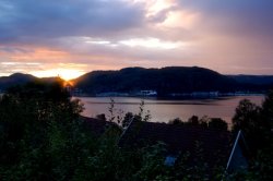 Blick bei Sonnenuntergang auf den Fjord.