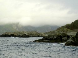 Im Hintergrund die Insel Hidra